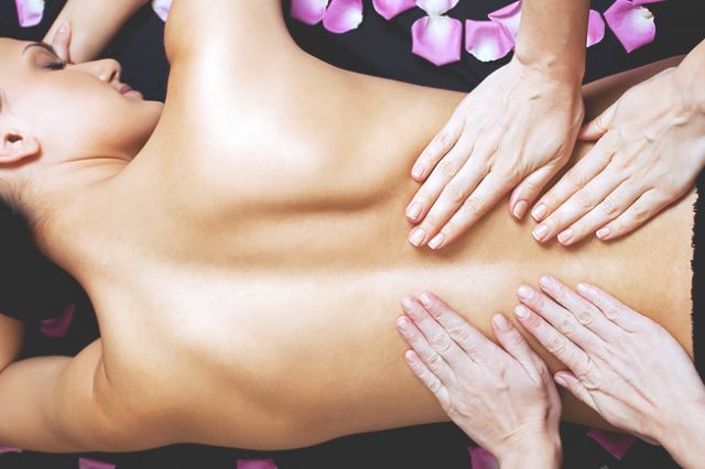 Abhyanga massage with 4 hands image 1
