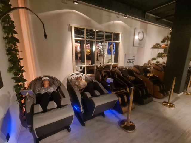 Zero Gravity Massage Chairs with Bath entrance image 1
